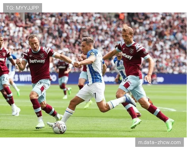 诺丁汉森林后防线沟通失误 导致第二个失球防守漏人